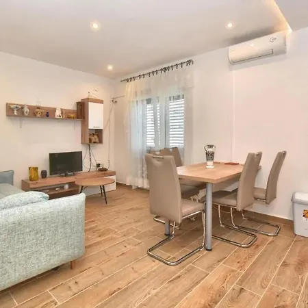 アパート Enjoy A Cozy In 65 M² With Terrace スラティネ